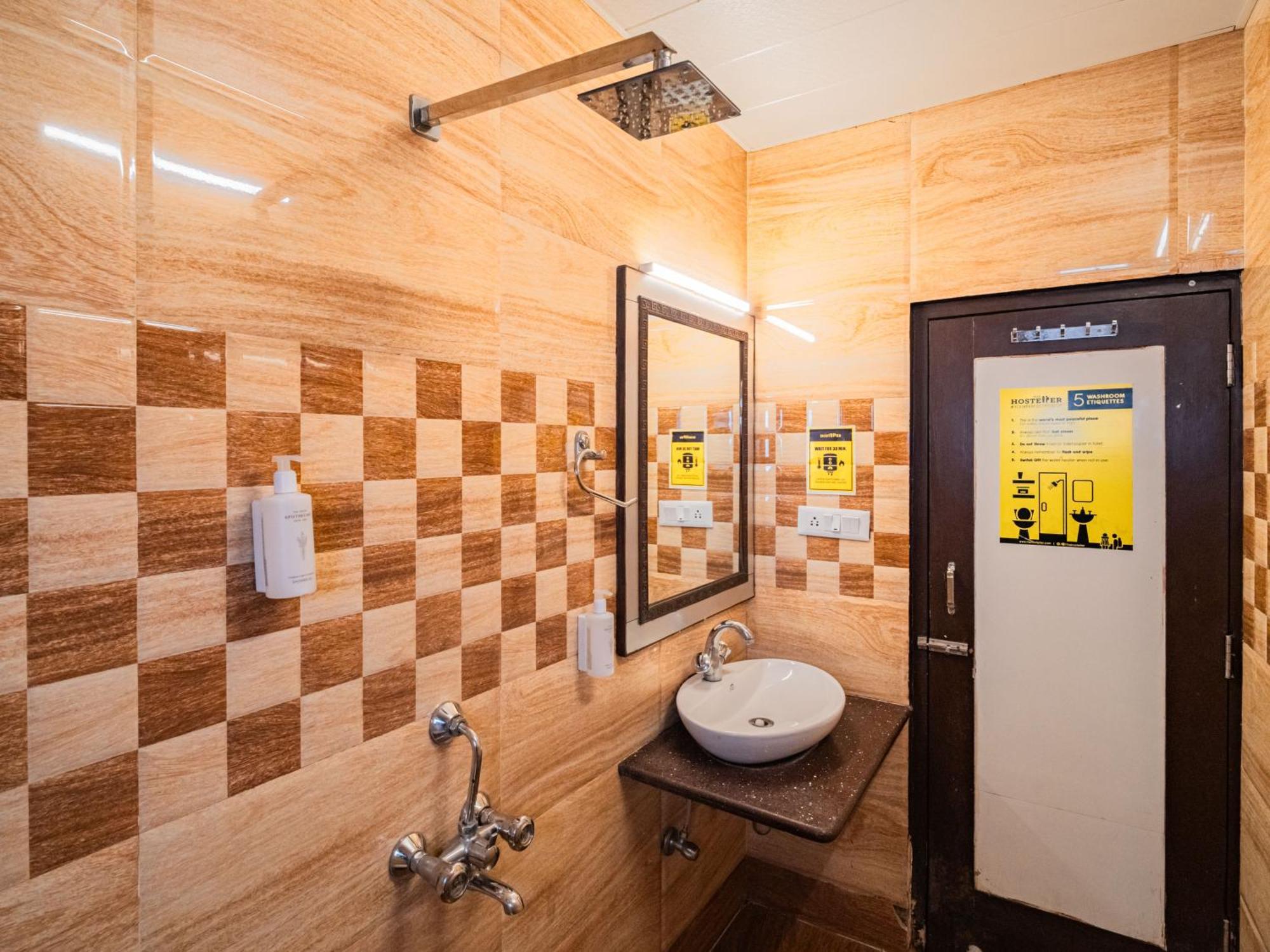 The Hosteller Shimla Room photo